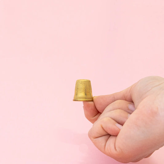 Klasszikus arany színű fém gyűszű – 17 mm átmérővel